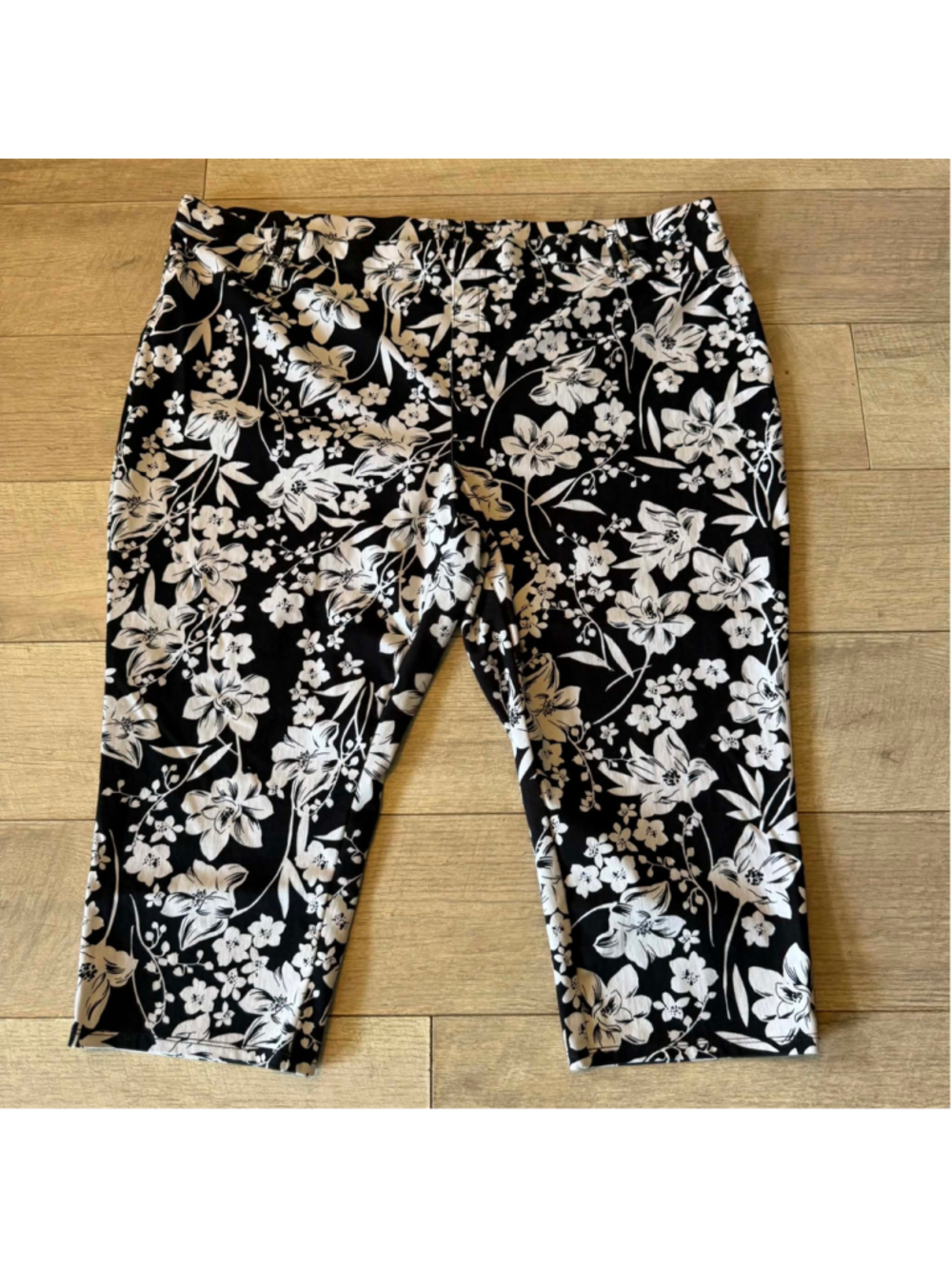Women's Terra & Sky Black White Floral Capri Pants Plus 3X